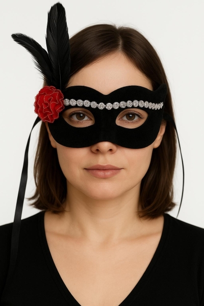 Siyah Renk Süet Kaplama Gümüş Dantelli Kırmızı Gül Tasarımlı Parti Maskesi 18x20 cm