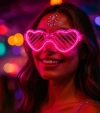 Pembe LED Işıklı Kalp Gözlük – 3 Modlu Parti & Glow Gözlüğü